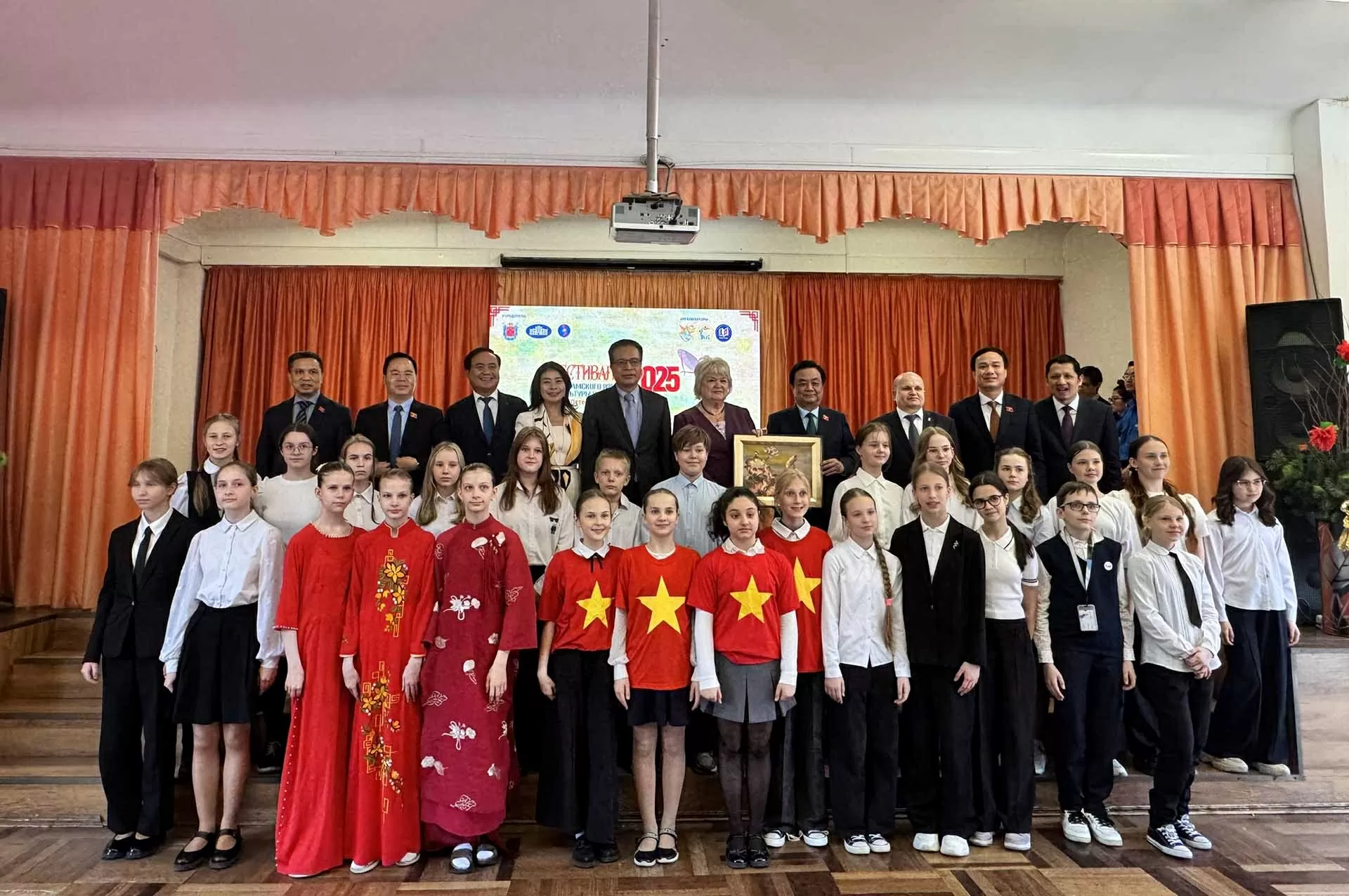 Phó Chủ tịch Quốc hội Lê Minh Hoan tham dự Đại hội Sinh thái quốc tế Nevsky lần thứ 11 Phó Chủ tịch Quốc hội Lê Minh Hoan tham dự Đại hội Sinh thái quốc tế Nevsky lần thứ 11