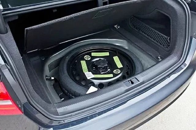 Cách xử lý tình trạng nước vào khoang lốp dự phòng xe ô tô