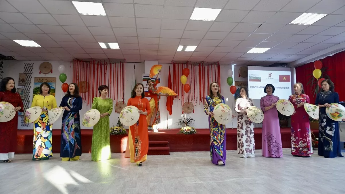 CLB Bông sen. CLB Bông sen.