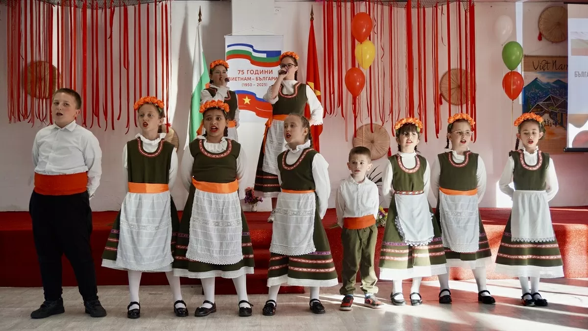 các đại biểu tham dự Lễ kỷ niệm cùng nhau thưởng thức chương trình nghệ thuật với các tiết mục đặc sắc.