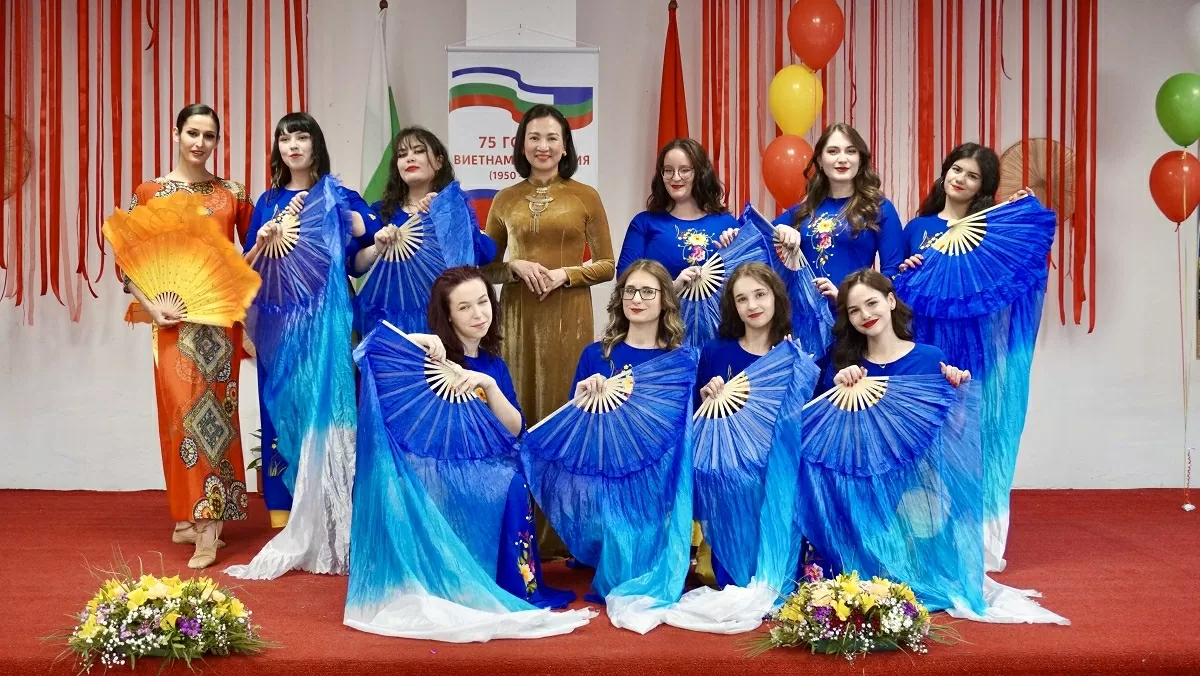 Lễ kỷ niệm được tổ chức long trọng tại Hội trường Ủy ban quận Izgrev với sự tham dự của đại diện Đại sứ quán, Hội người Việt Nam tại Bulgaria cùng đông đảo bạn bè Bulgaria. 