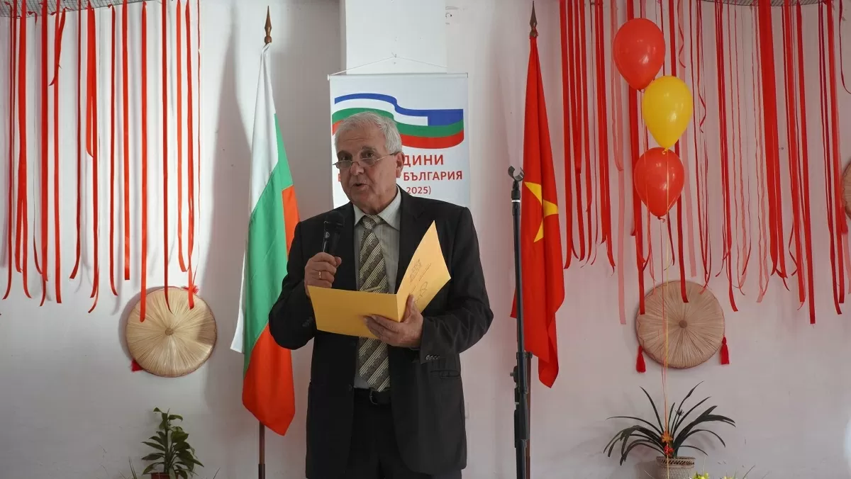Chủ tịch Hội hữu nghị Bulgaria-Việt Nam Simeon Dimchev phát biểu khai mạc Lễ kỷ niệm.