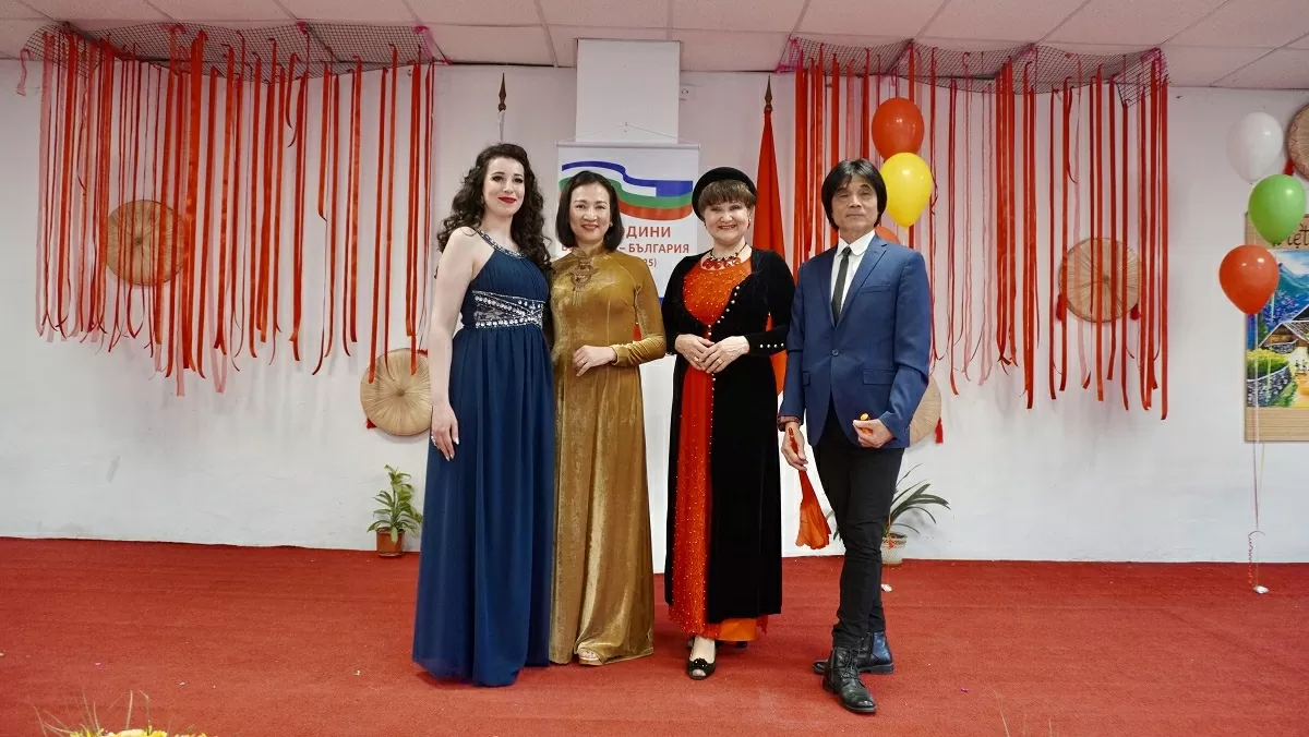 Chương trình tạo không khí sôi nổi chào mừng kỷ niệm 75 năm thiết lập quan hệ giữa hai nước. Chương trình tạo không khí sôi nổi chào mừng kỷ niệm 75 năm thiết lập quan hệ giữa hai nước.