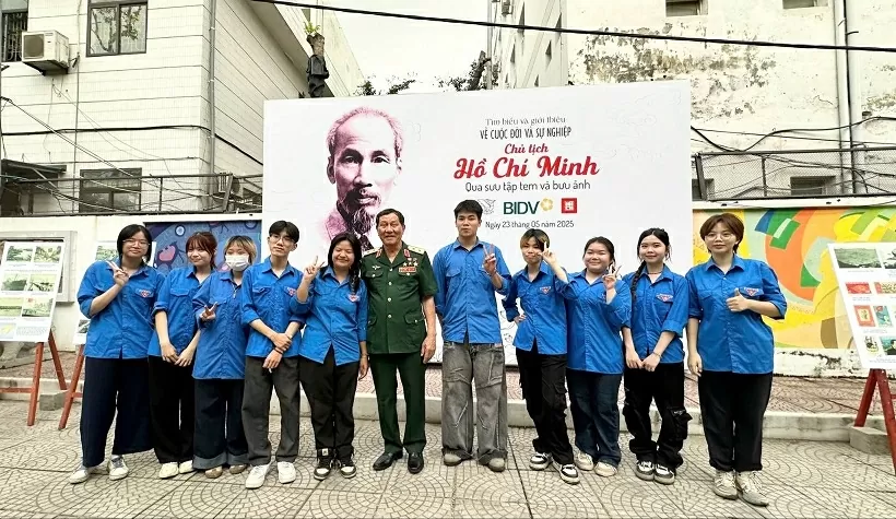 Hành trình và sự nghiệp vĩ đại của Chủ tịch Hồ Chí Minh qua những con tem, bưu ảnh trong nước và quốc tế