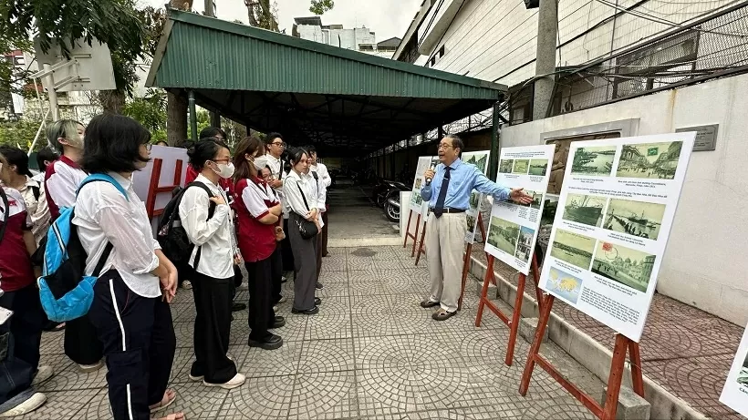 Hành trình và sự nghiệp vĩ đại của Chủ tịch Hồ Chí Minh qua những con tem, bưu ảnh trong nước và quốc tế