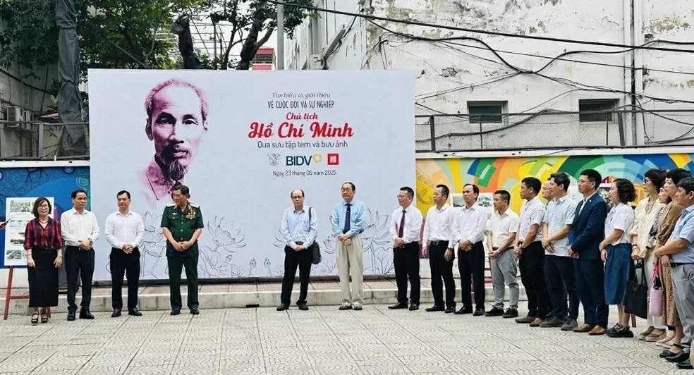 Hành trình và sự nghiệp vĩ đại của Chủ tịch Hồ Chí Minh qua những con tem, bưu ảnh