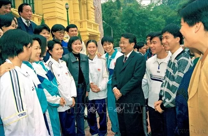 Chủ tịch nước Trần Đức Lương gặp gỡ tài năng trẻ trong các lĩnh vực giáo dục, văn hóa, nghệ thuật và thể thao đã giành được các giải cao quốc tế (Hà Nội, 23/1/2000). Ảnh: Trọng Nghiệp/TTXVN