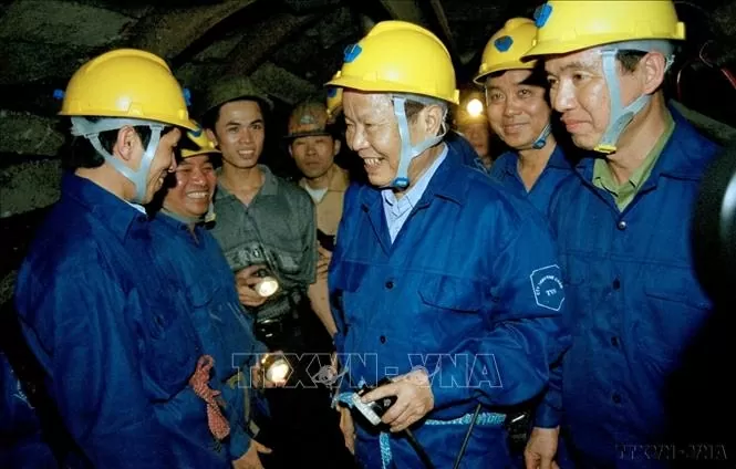 Chủ tịch nước Trần Đức Lương gặp gỡ công nhân Công ty Than Khe Chàm đang khai thác than trong hầm lò (2002). Ảnh: Trọng Nghiệp/TTXVN Chủ tịch nước Trần Đức Lương gặp gỡ công nhân Công ty Than Khe Chàm đang khai thác than trong hầm lò (2002). Ảnh: Trọng Nghiệp/TTXVN
