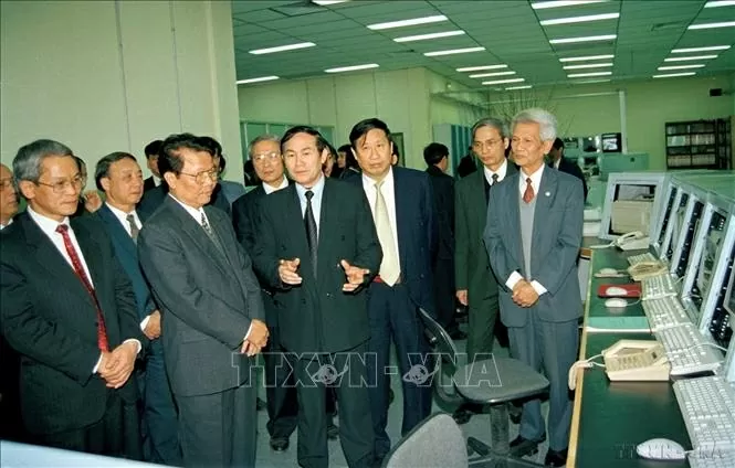 Chủ tịch nước Trần Đức Lương thăm cơ sở vật chất kỹ thuật phục vụ công tác thông tin tại Trung tâm viễn thông quốc tế khu vực 1 (Hà Nội). Ảnh: Trọng Nghiệp/TTXVN