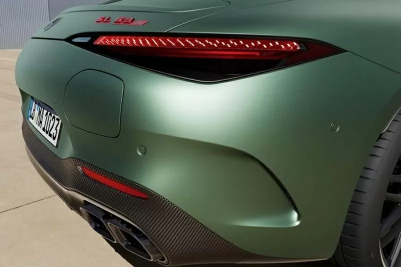 Phần đuôi của SL 63 S E Performance có thiết kế bo tròn, gợi nhớ đến dòng SL cổ điển