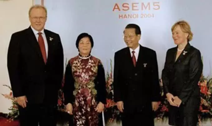 Chủ tịch nước Trần Đức Lương và phu nhân đón Thủ tướng Thụy Điển Goran Persson và phu nhân tham dự lễ khai mạc Hội nghị cấp cao Á - Âu lần thứ 5 (ASEM 5), được tổ chức tại Hà Nội. Ảnh: TTXVN