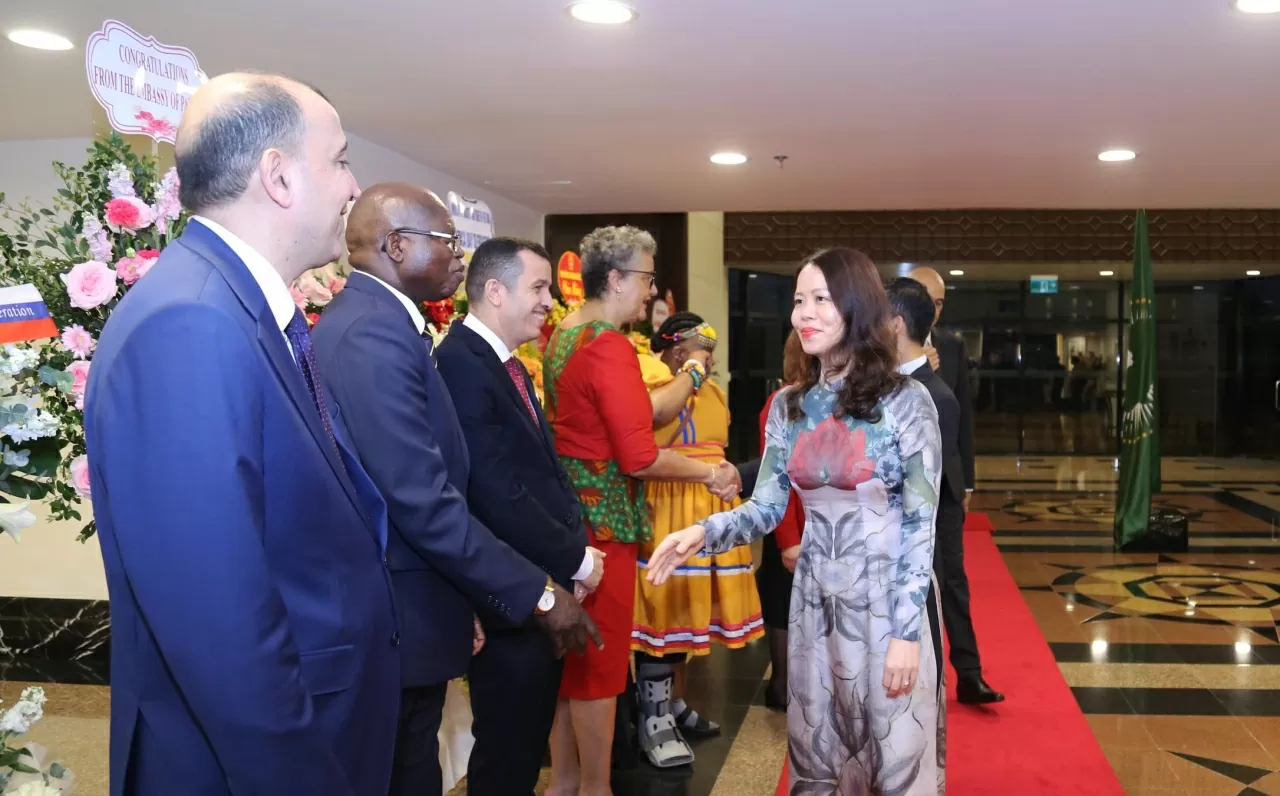 Đại sứ các nước châu Phi vui mừng tiếp đón Thứ trưởng Nguyễn Minh Hằng dự buổi Lễ. (Ảnh: Thành Long) Đại sứ các nước châu Phi vui mừng tiếp đón Thứ trưởng Nguyễn Minh Hằng dự buổi Lễ. (Ảnh: Thành Long)