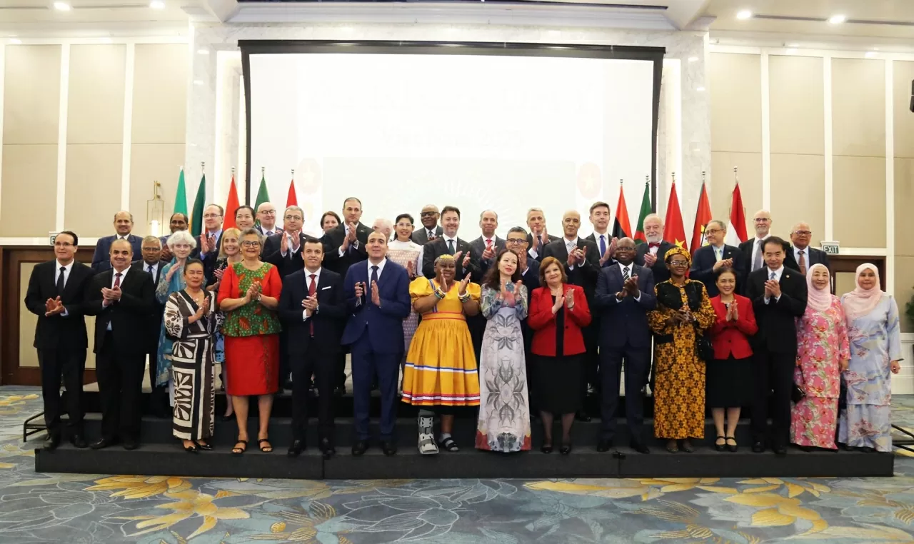 Thứ trưởng Nguyễn Minh Hằng cùng với các Đại sứ, Đại biện, trưởng phái đoàn, các nhân viên Ngoại giao chụp bức ảnh lưu niệm. (Ảnh: Thành Long)