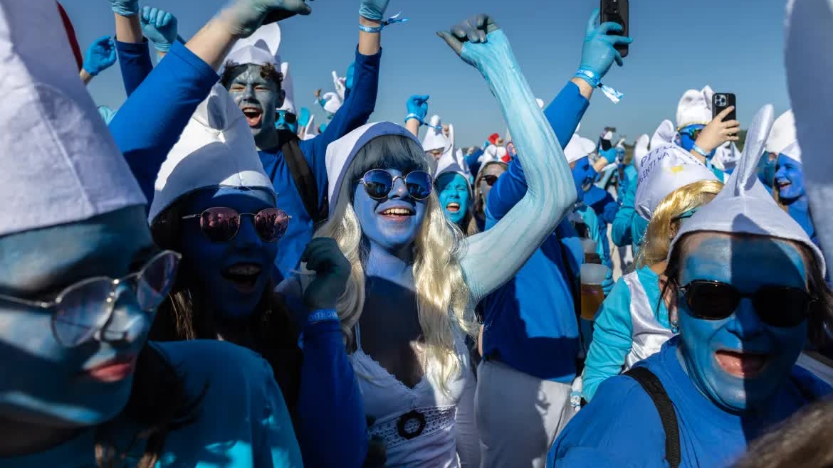 Hơn 3.000 Xì Trum tụ hội tại một thị trấn, lập kỷ lục thế giới mới