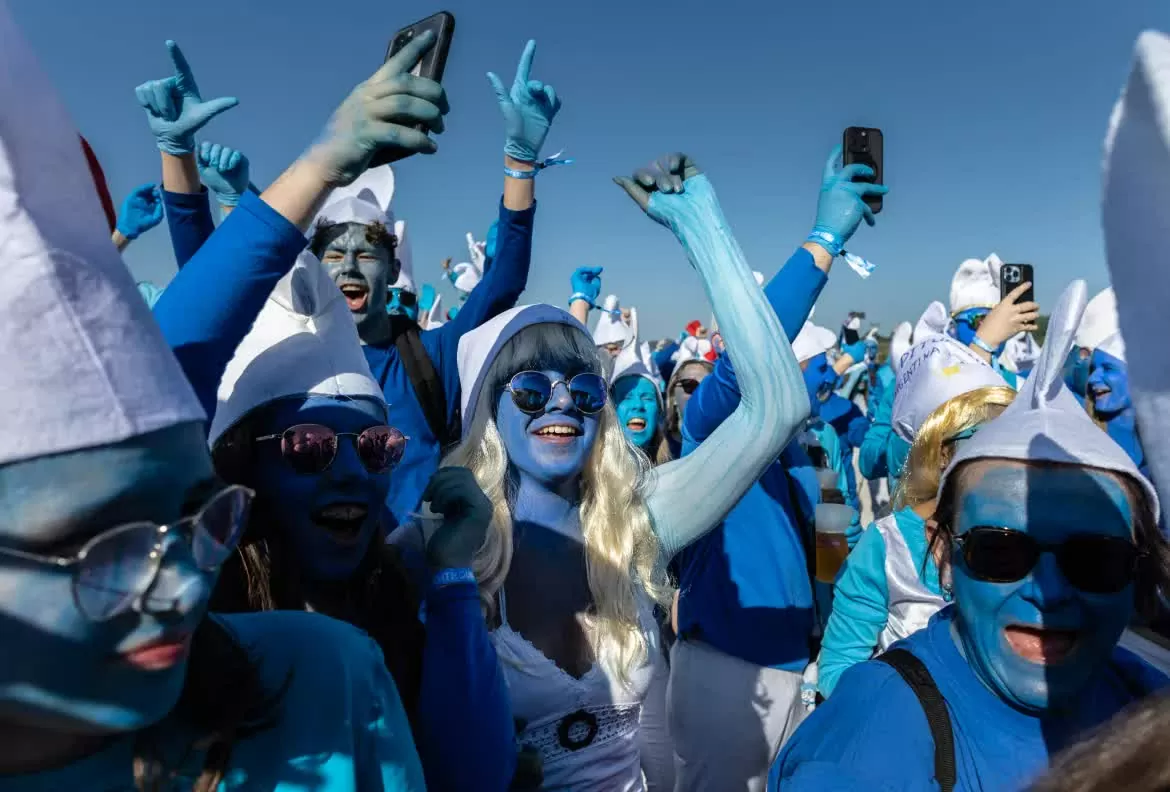 Hơn 3.000 ‘Xì Trum’ tụ hội – Thị trấn Pháp lập kỷ lục thế giới mới