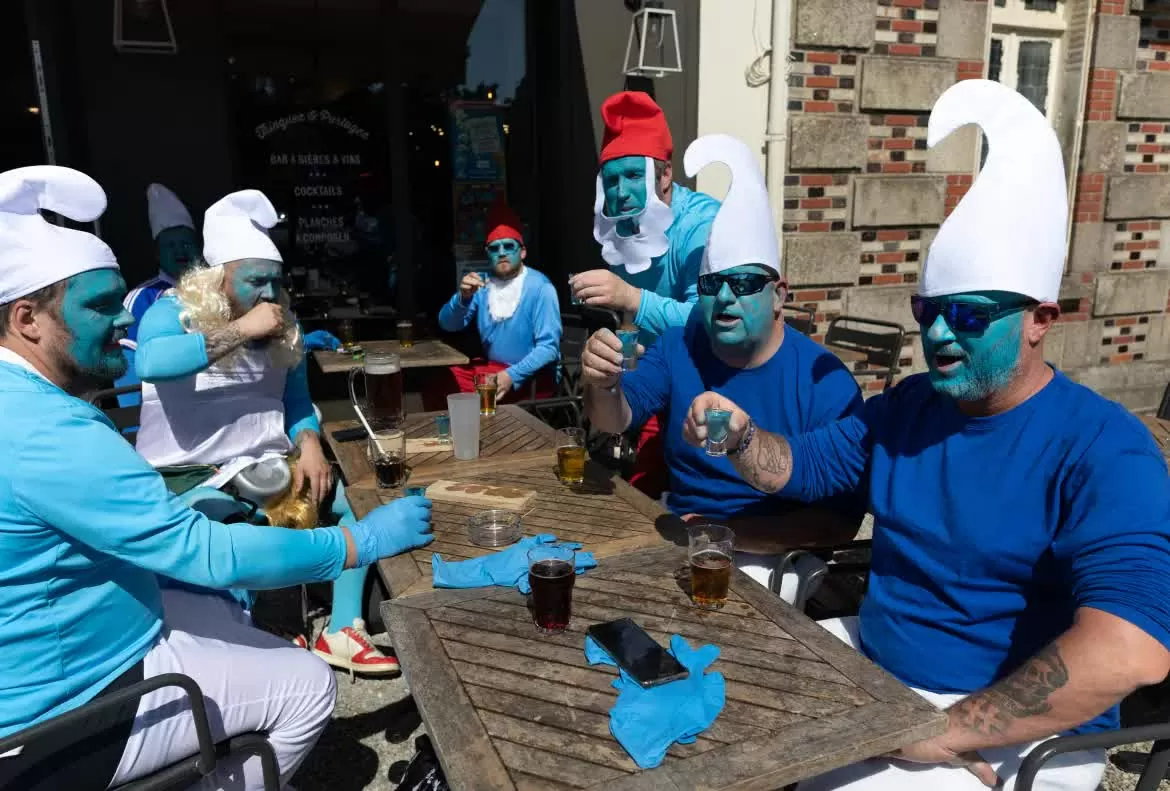 Hơn 3.000 ‘Xì Trum’ tụ hội – Thị trấn Pháp lập kỷ lục thế giới mới