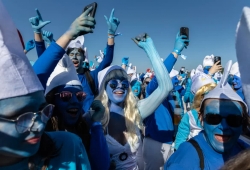 Hơn 3.000 Xì Trum tụ hội tại một thị trấn, lập kỷ lục thế giới mới