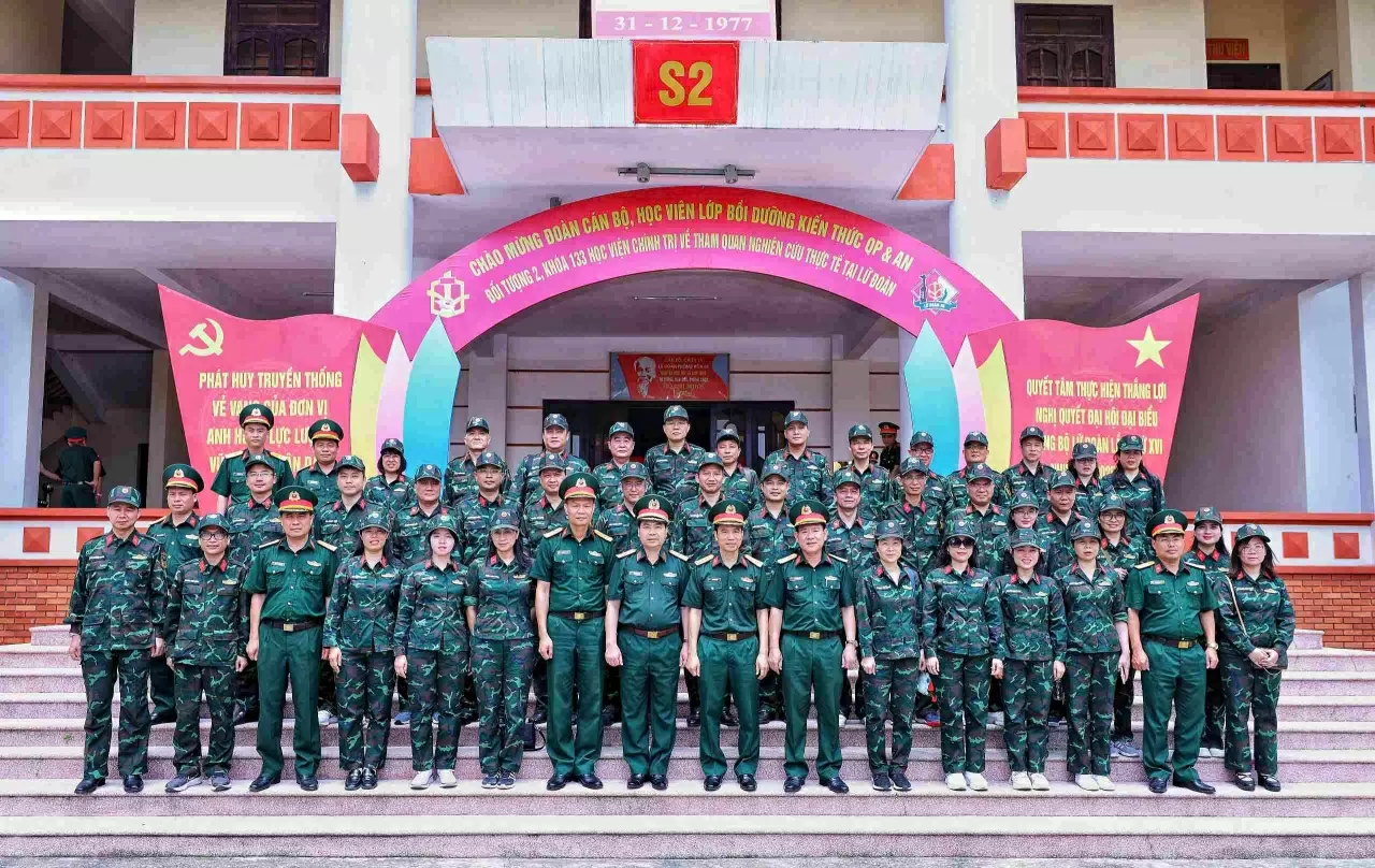 Bế giảng Lớp bồi dưỡng kiến thức quốc phòng và an ninh đối tượng 2 khoá 133