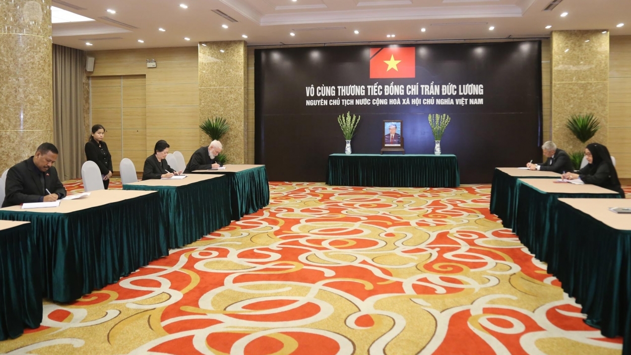 dai dien cac dai su quan nuoc ngoai tai viet nam den vieng ghi so tang nguyen chu tich nuoc tran duc luong