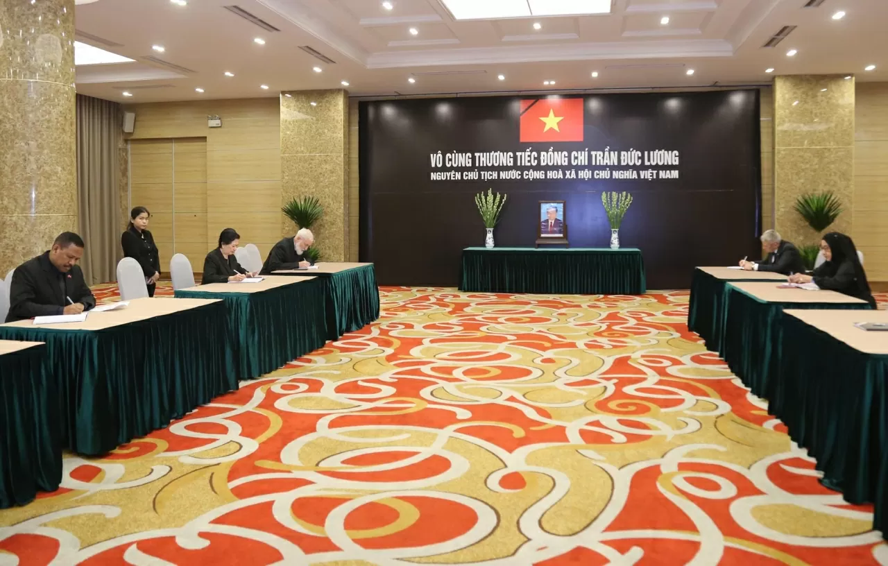 Sáng 24/5, có hơn 60 Đại sứ, Đại biện lâm thời các Đại sứ quán nước ngoài tại Việt Nam đến kính viếng và ghi sổ tang nguyên Chủ tịch nước Trần Đức Lương. (Ảnh: Thành Long) Sáng 24/5, có hơn 60 Đại sứ, Đại biện lâm thời các Đại sứ quán nước ngoài tại Việt Nam đến kính viếng và ghi sổ tang nguyên Chủ tịch nước Trần Đức Lương. (Ảnh: Thành Long)