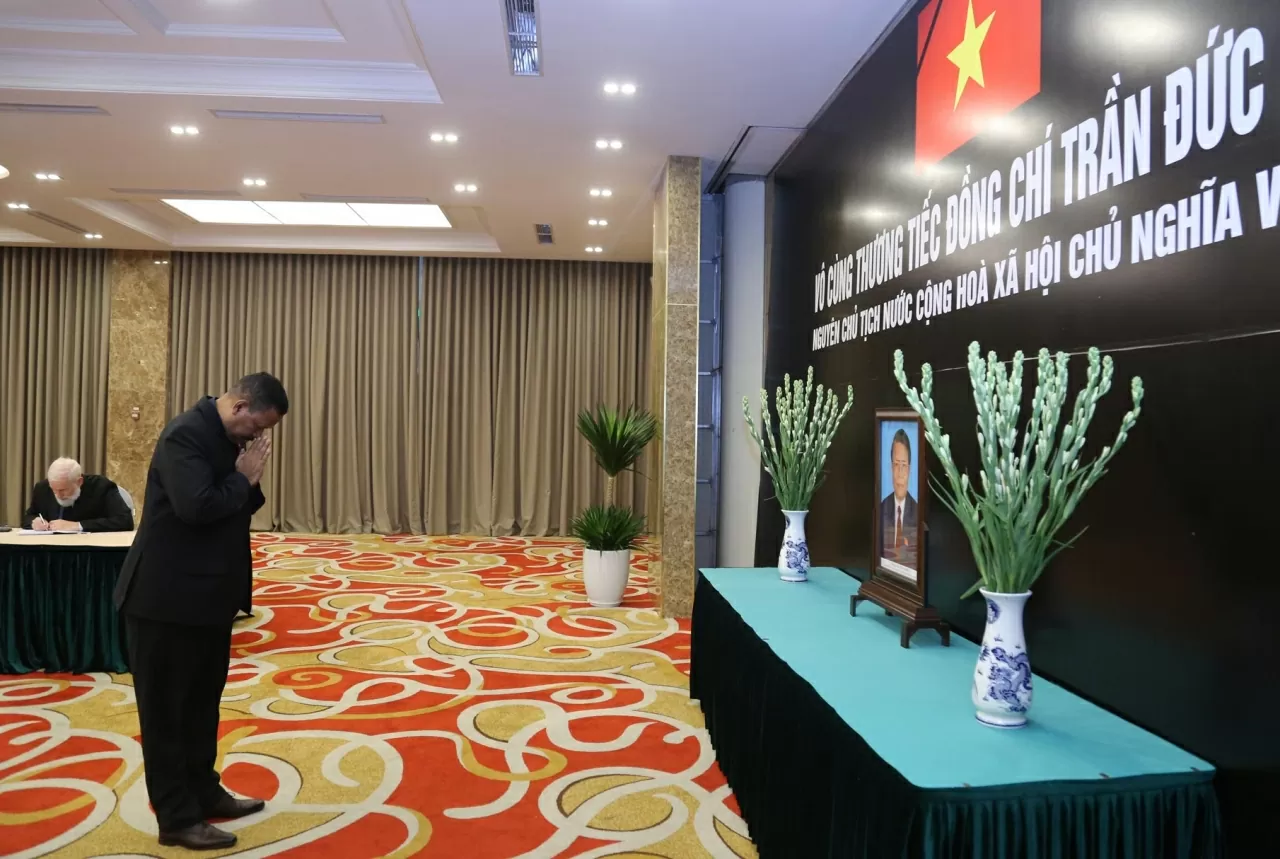 Đại sứ Timor Leste tại Việt Nam Joãn Pereira kính viếng và ghi sổ tang. (Ảnh: Thành Long) Đại sứ Timor Leste tại Việt Nam Joãn Pereira kính viếng và ghi sổ tang. (Ảnh: Thành Long)