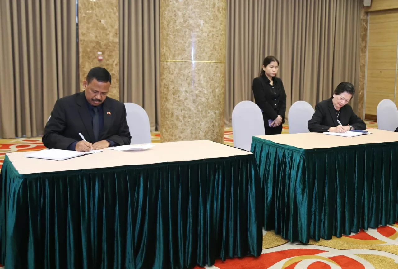 Đại sứ Joãn Pereira có viết: Đại diện các Đại sứ quán nước ngoài tại Việt Nam đến viếng, ghi sổ tang nguyên Chủ tịch nước Trần Đức Lương