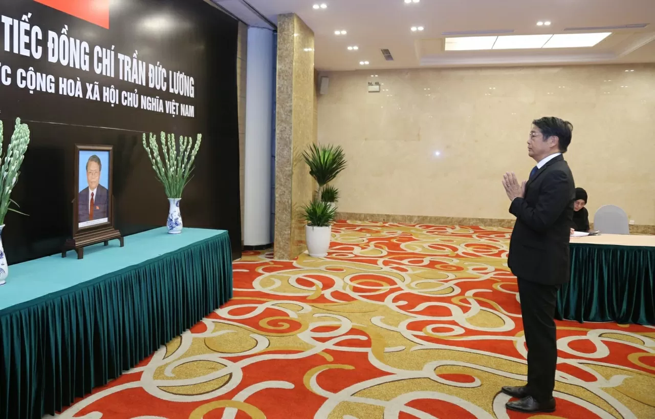 Đại sứ Nhật Bản tại Việt Nam Ito Naoki kính viếng. (Ảnh: Thành Long)