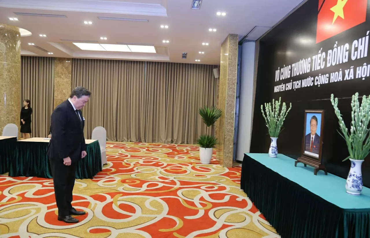 Đại sứ Hoa Kỳ tại Việt Nam Marc E. Knapper đến kính viếng và ghi sổ tang. (Ảnh: Thành Long) Đại sứ Hoa Kỳ tại Việt Nam Marc E. Knapper đến kính viếng và ghi sổ tang. (Ảnh: Thành Long)