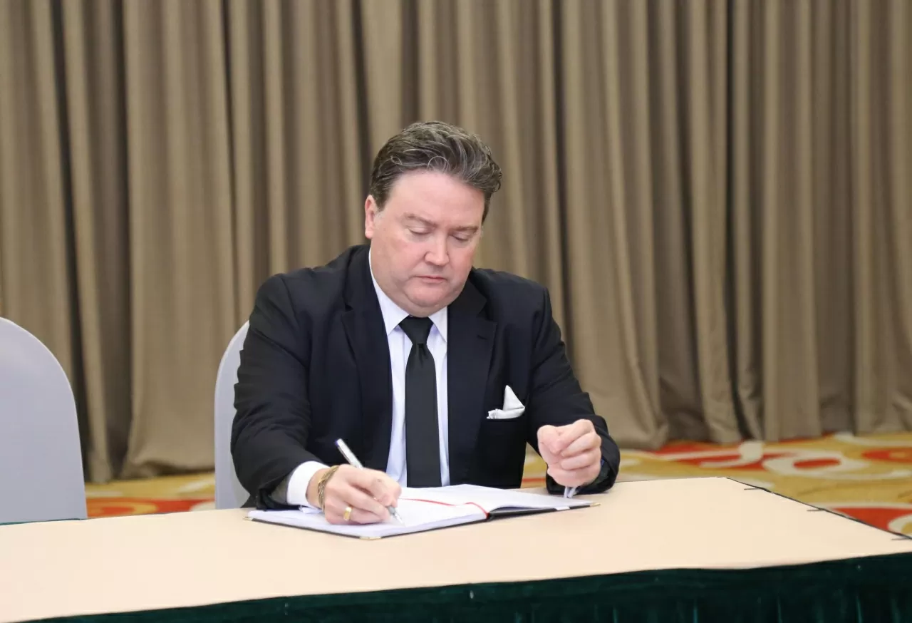 Trong sổ tang, Đại sứ Marc E. Knapper có viết: Đại diện các Đại sứ quán nước ngoài tại Việt Nam đến viếng, ghi sổ tang nguyên Chủ tịch nước Trần Đức Lương