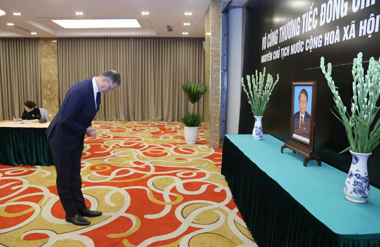 Đại sứ Pháp tại Việt Nam Olivier Brochet kính viếng nguyên Chủ tịch nước Trần Đức Lương. (Ảnh: Thành Long) Đại sứ Pháp tại Việt Nam Olivier Brochet kính viếng nguyên Chủ tịch nước Trần Đức Lương. (Ảnh: Thành Long)