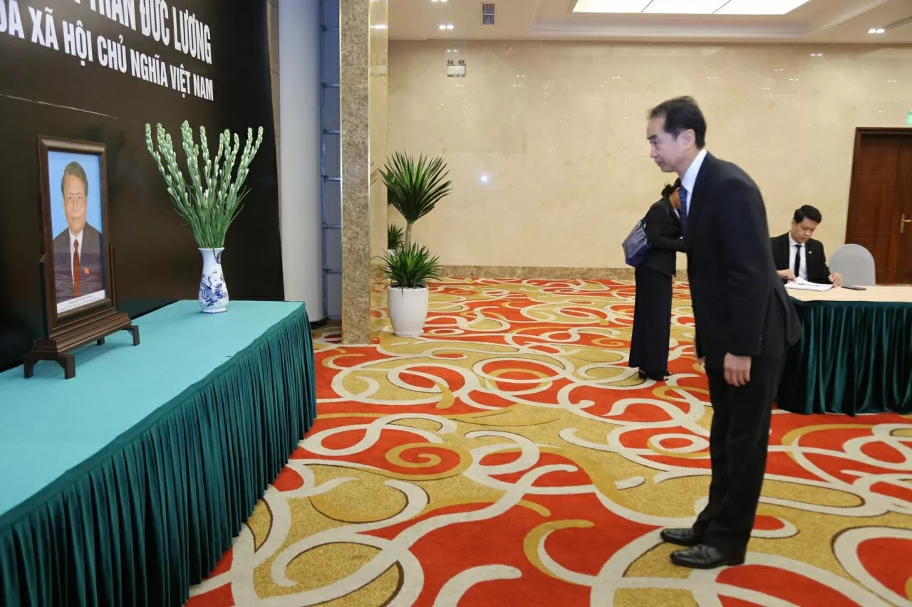 Đại sứ Trung Quốc tại Việt Nam Hạ Vĩ đến kính viếng nguyên Chủ tịch nước Trần Đức Lương. (Ảnh: Thành Long)