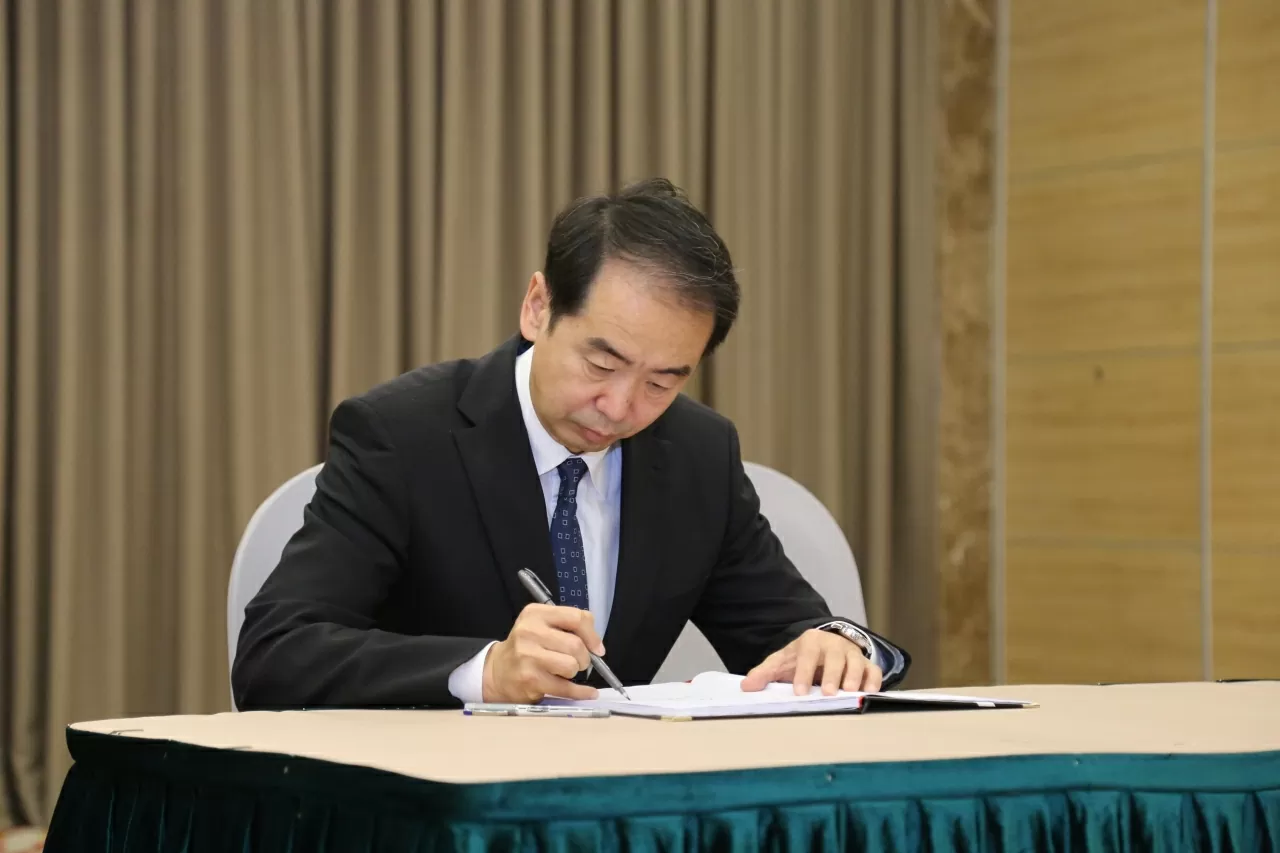 Đại sứ Hạ Vĩ ghi sổ tang, gửi lời chia buồn sâu sắc trước sự ra đi của nguyên Chủ tịch nước Trần Đức Lương. (Ảnh: Thành Long)