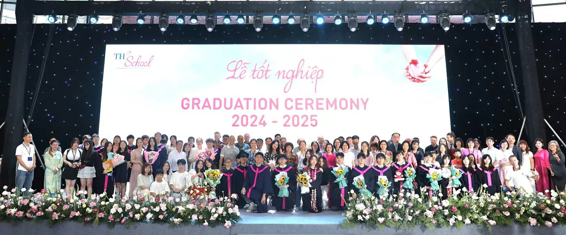 Các học sinh lớp 12 của TH School Hòa Lạc chụp ảnh cùng Anh hùng Lao động Thái Hương – Nhà Sáng lập TH School, Ban Giám hiệu, giáo viên nhà trường và phụ huynh học sinh