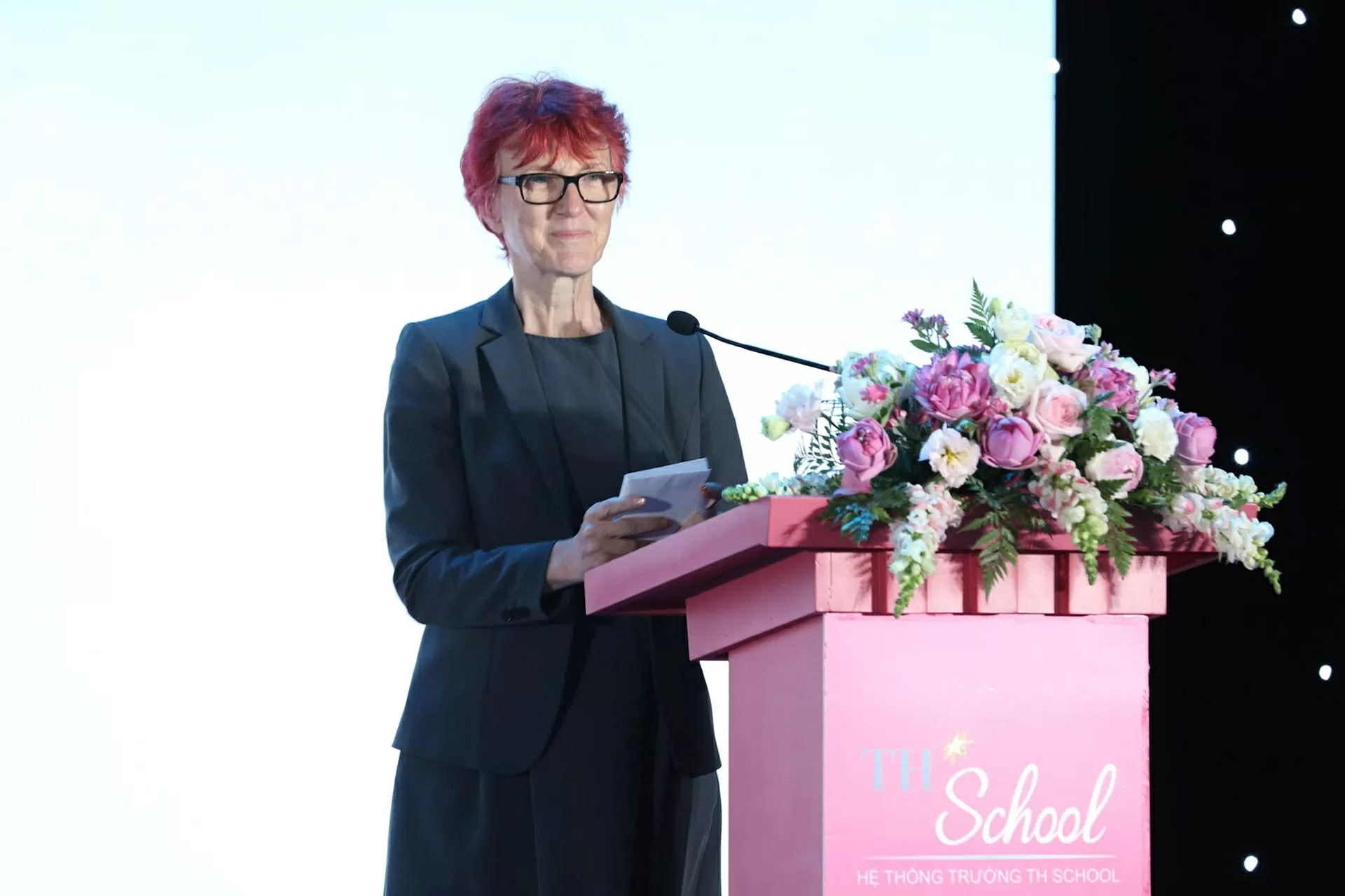 Cô Jane Ball gửi gắm thông điệp tới các em học sinh trong Lễ tốt nghiệp