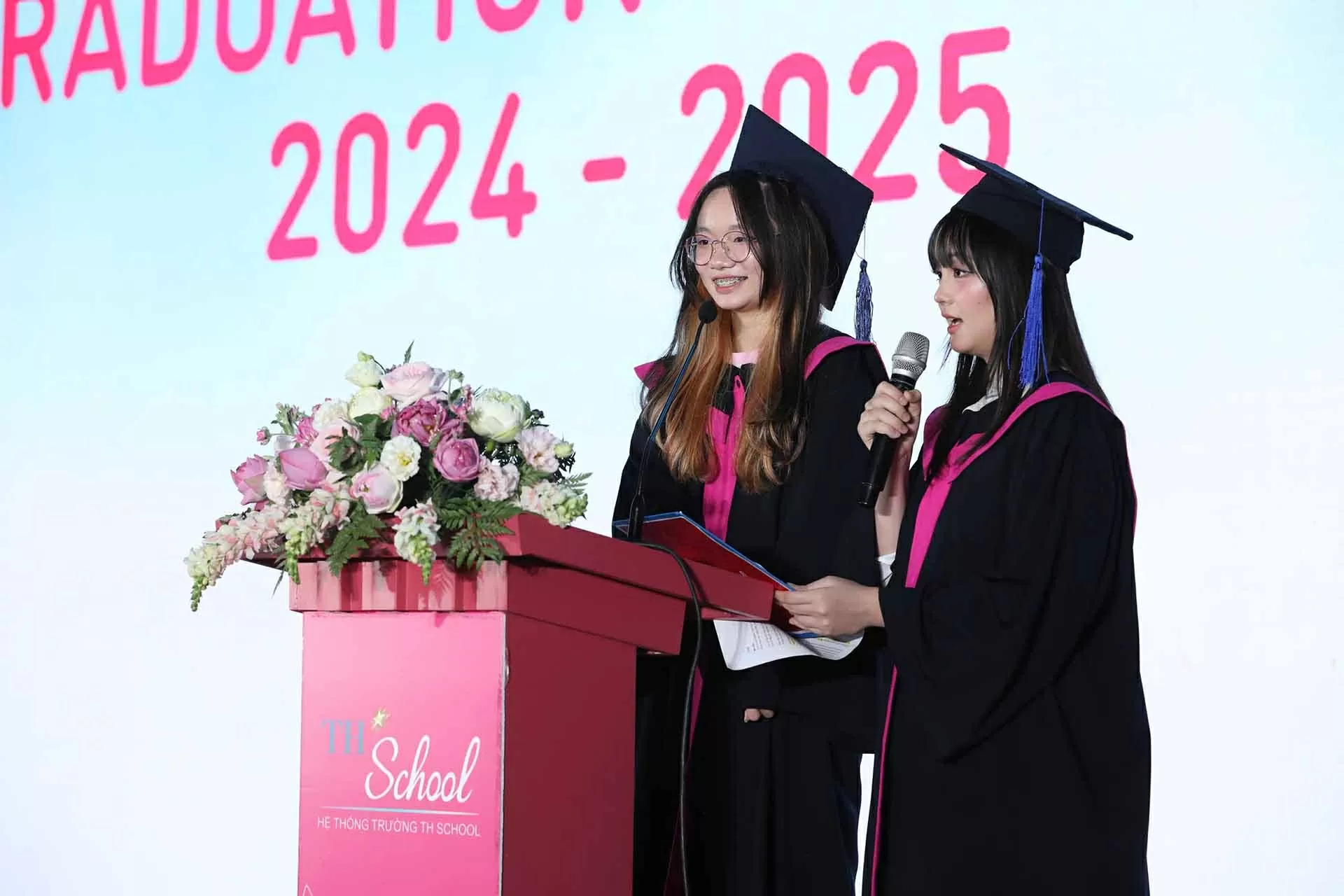 Học sinh Nguyễn Hạnh An (bên trái) chia sẻ tại Lễ tốt nghiệp của các học sinh lớp 12