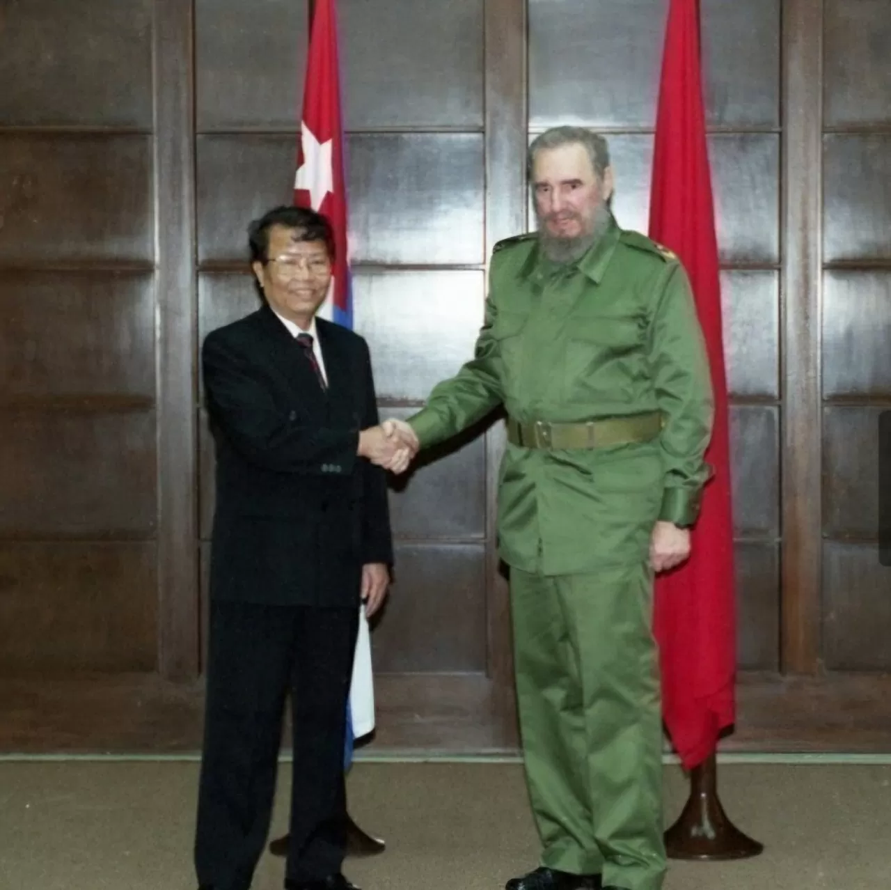 Chủ tịch nước Trần Đức Lương gặp Chủ tịch Fidel Castro trong chuyến thăm hữu nghị chính thức Cuba, ngày 9/4/2000. (Nguồn: TTXVN) Chủ tịch nước Trần Đức Lương gặp Chủ tịch Fidel Castro trong chuyến thăm hữu nghị chính thức Cuba, ngày 9/4/2000. (Nguồn: TTXVN)