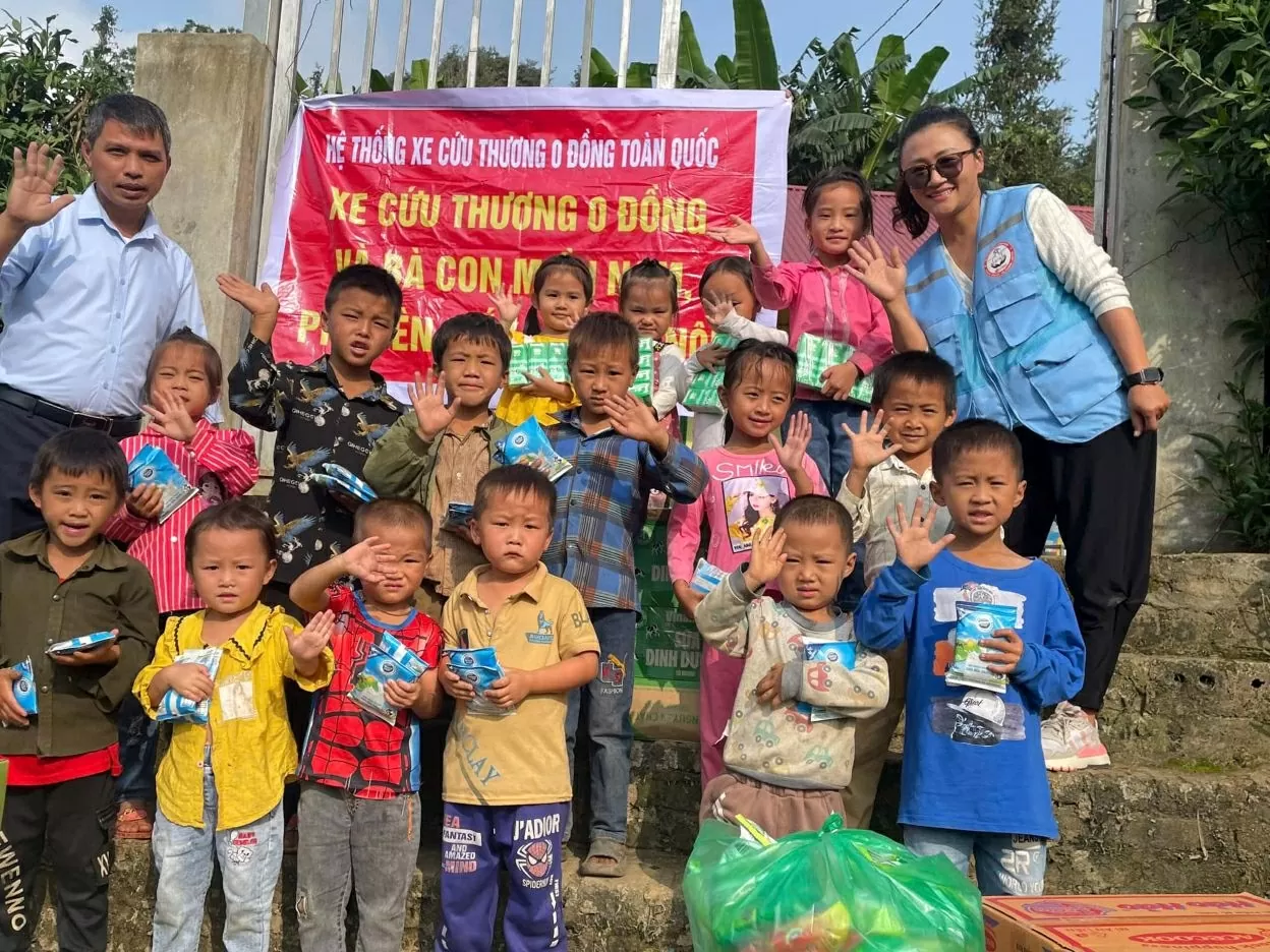 “Xe cứu thương và mai táng 0 đồng Hà Nội” đã hỗ trợ đưa đón miễn phí hàng trăm bệnh nhân nghèo, thậm chí cả “người chết” về tận các miền quê xa xôi, hẻo lánh. (Ảnh FB dự án) “Xe cứu thương và mai táng 0 đồng Hà Nội” đã hỗ trợ đưa đón miễn phí hàng trăm bệnh nhân nghèo, thậm chí cả “người chết” về tận các miền quê xa xôi, hẻo lánh. (Ảnh FB dự án)