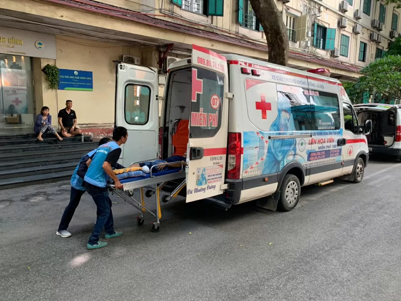 “Xe cứu thương và mai táng 0 đồng Hà Nội” đã hỗ trợ đưa đón miễn phí hàng trăm bệnh nhân nghèo, thậm chí cả “người chết” về tận các miền quê xa xôi, hẻo lánh. (Ảnh FB dự án) “Xe cứu thương và mai táng 0 đồng Hà Nội” đã hỗ trợ đưa đón miễn phí hàng trăm bệnh nhân nghèo, thậm chí cả “người chết” về tận các miền quê xa xôi, hẻo lánh. (Ảnh FB dự án)