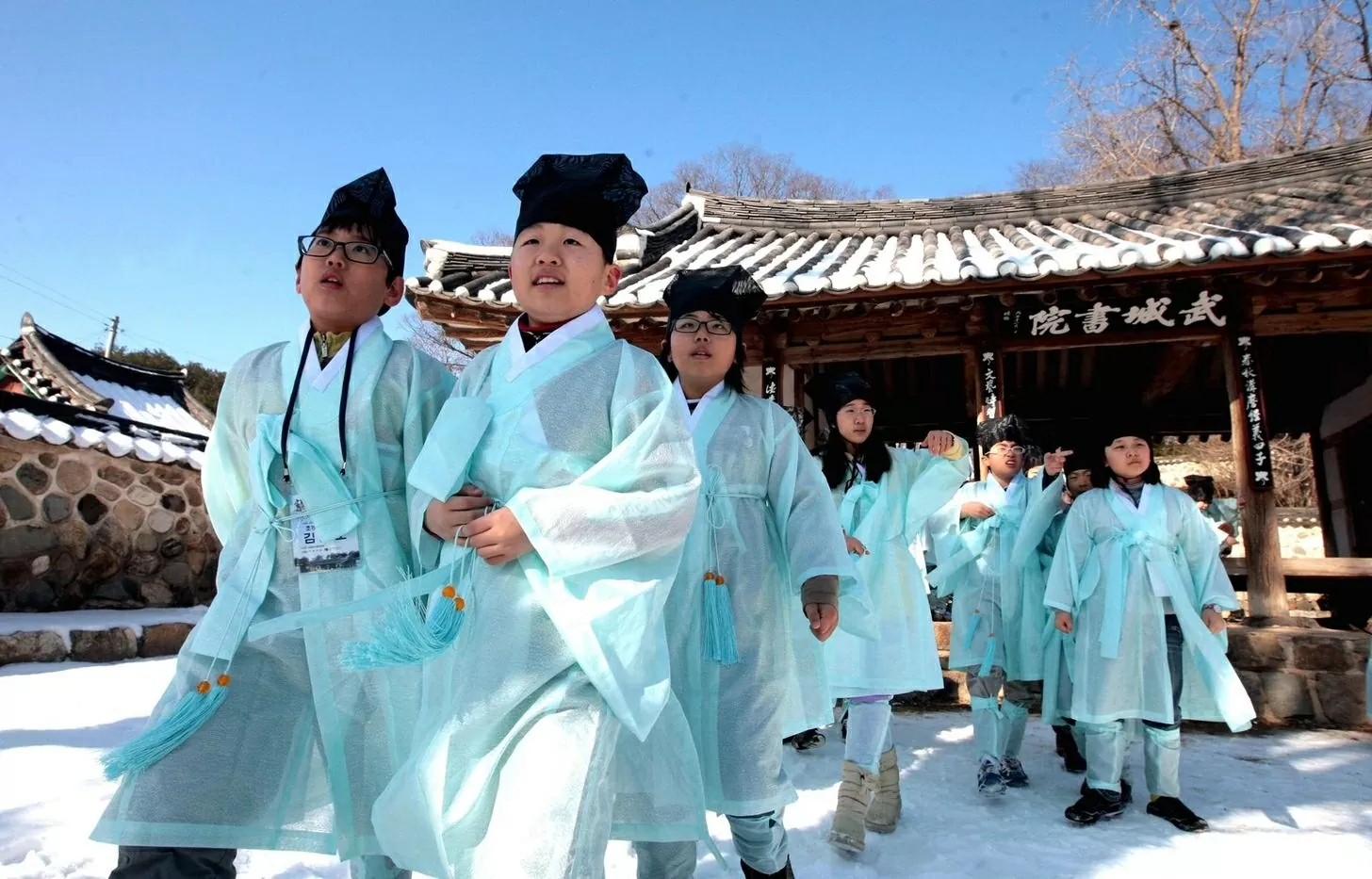 The Ministry of Culture, Sports and Tourism said Friday that it will host the 2025 UNESCO heritage and attractions tour program from June to November to highlight the universal value of Korea’s cultural assets. The program, “Unlock Korea’s Treasures,” will help foreign creators produce their own content as they visit key heritage sites across the country. Over five tours, participants will delve into both tangible and intangible heritage. “Even foreigners who have lived in Korea for a long time The Ministry of Culture, Sports and Tourism said Friday that it will host the 2025 UNESCO heritage and attractions tour program from June to November to highlight the universal value of Korea’s cultural assets. The program, “Unlock Korea’s Treasures,” wil