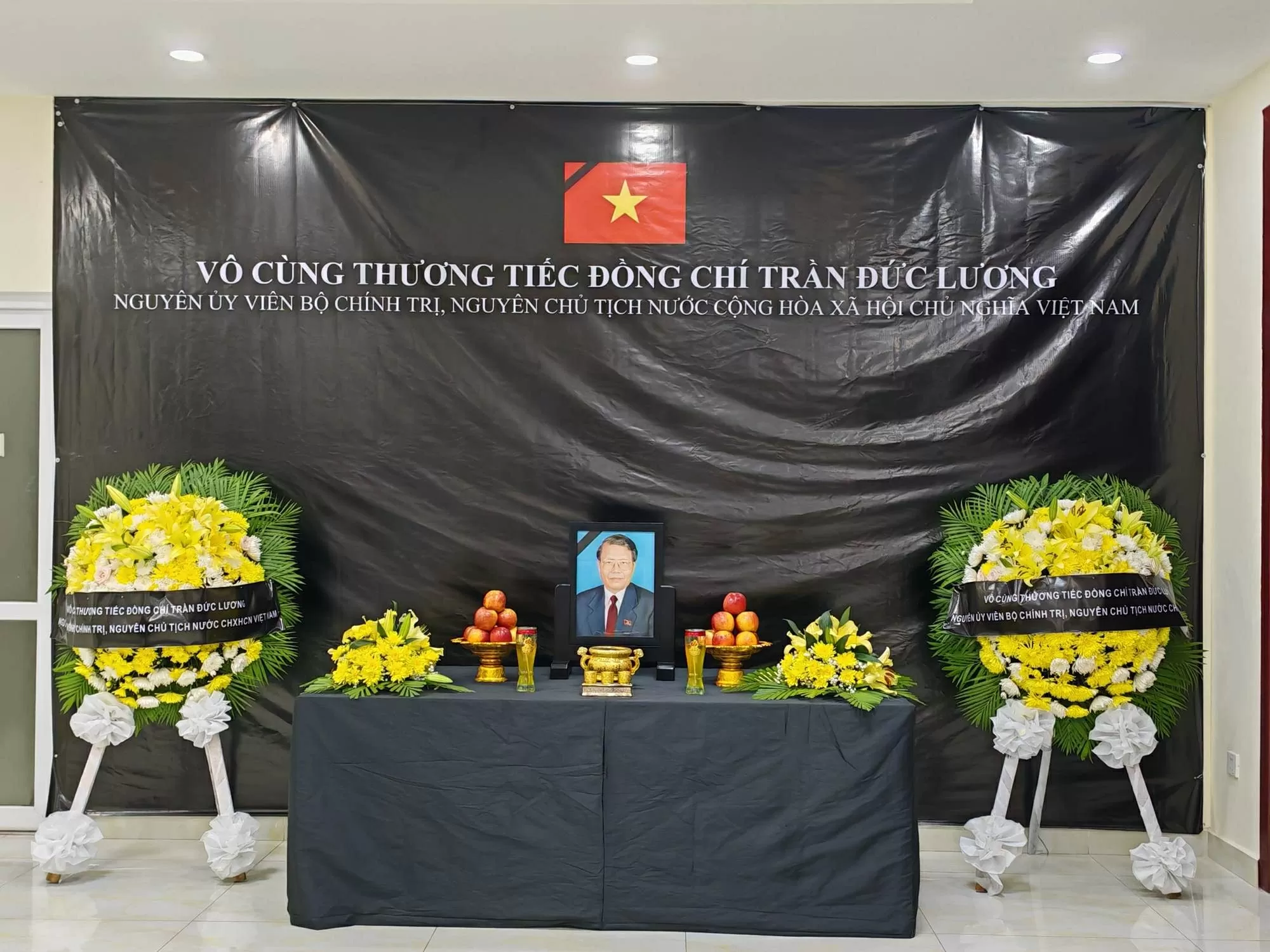 Tổng Lãnh sự quán Việt Nam tại Sihanoukville mở sổ tang viếng nguyên Chủ tịch nước Trần Đức Lương Tổng Lãnh sự quán Việt Nam tại Sihanoukville mở sổ tang viếng nguyên Chủ tịch nước Trần Đức Lương