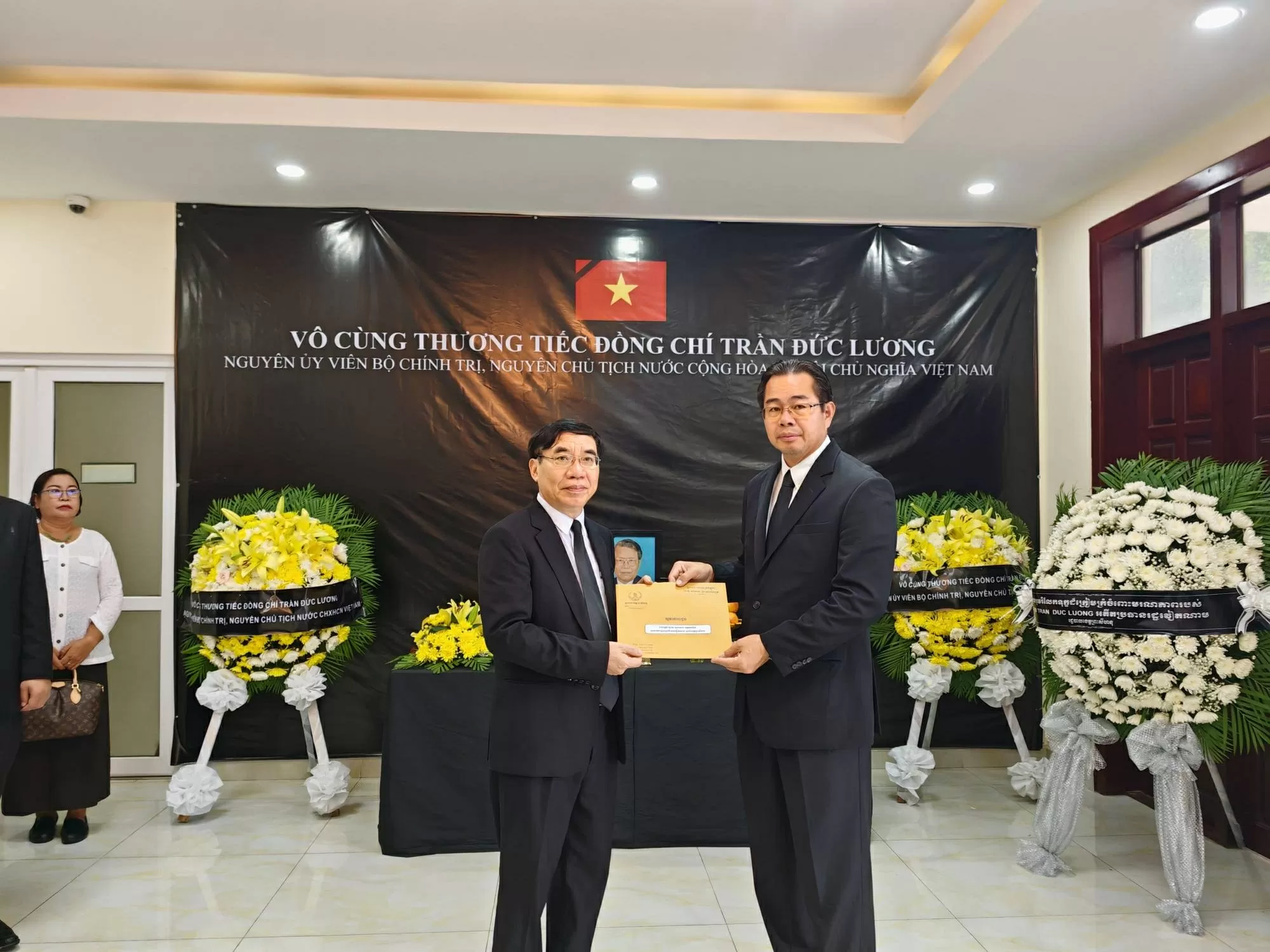 Tổng Lãnh sự quán Việt Nam tại Sihanoukville mở sổ tang viếng nguyên Chủ tịch nước Trần Đức Lương Tổng Lãnh sự quán Việt Nam tại Sihanoukville mở sổ tang viếng nguyên Chủ tịch nước Trần Đức Lương