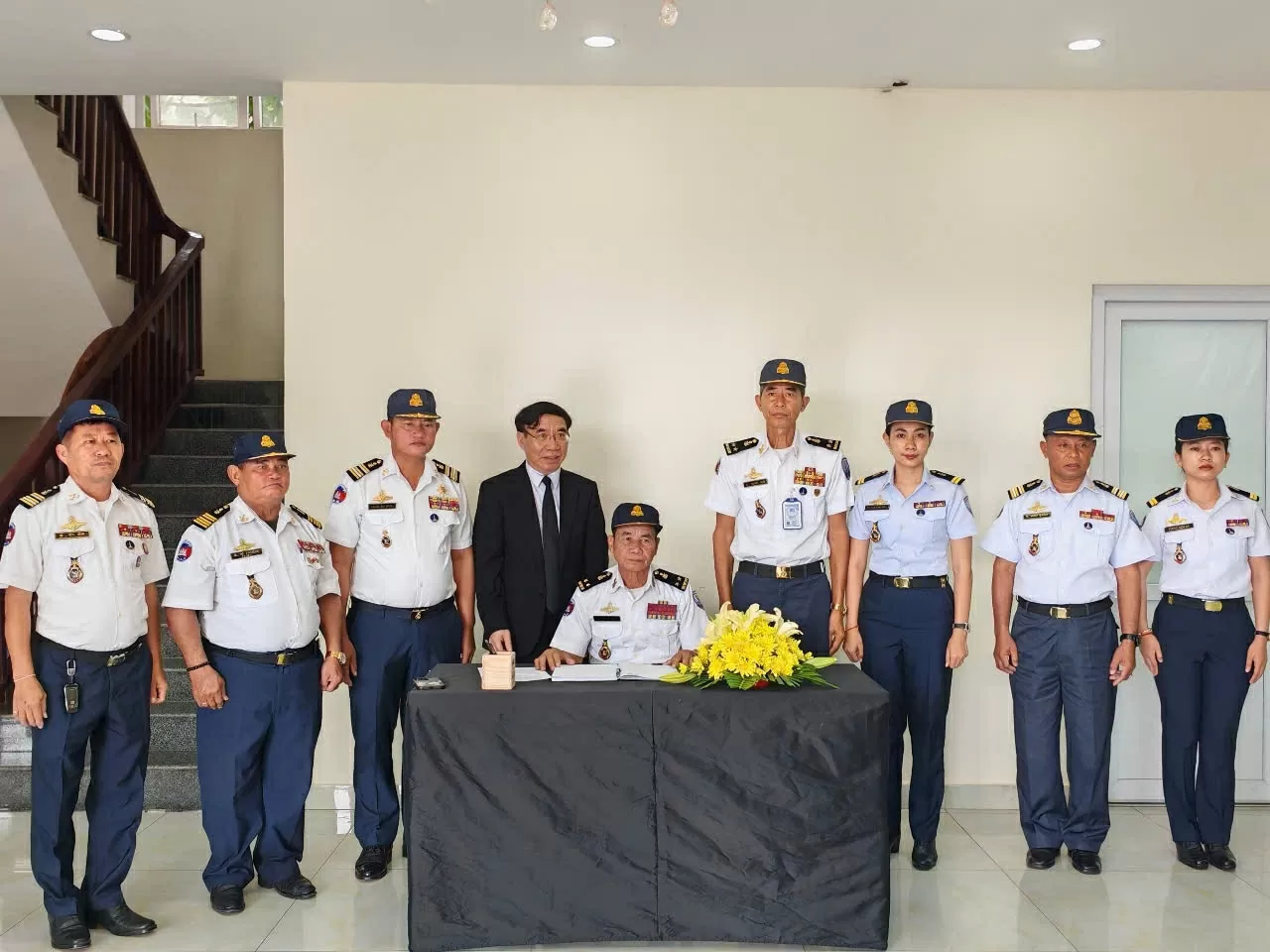 Tổng Lãnh sự quán Việt Nam tại Sihanoukville mở sổ tang viếng nguyên Chủ tịch nước Trần Đức Lương