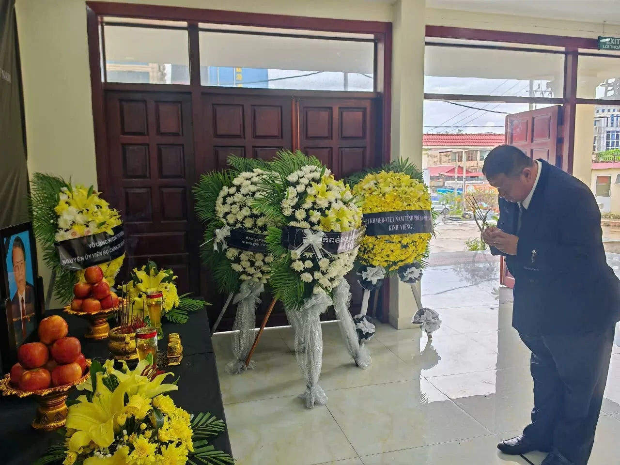 Tổng Lãnh sự quán Việt Nam tại Sihanoukville mở sổ tang viếng nguyên Chủ tịch nước Trần Đức Lương