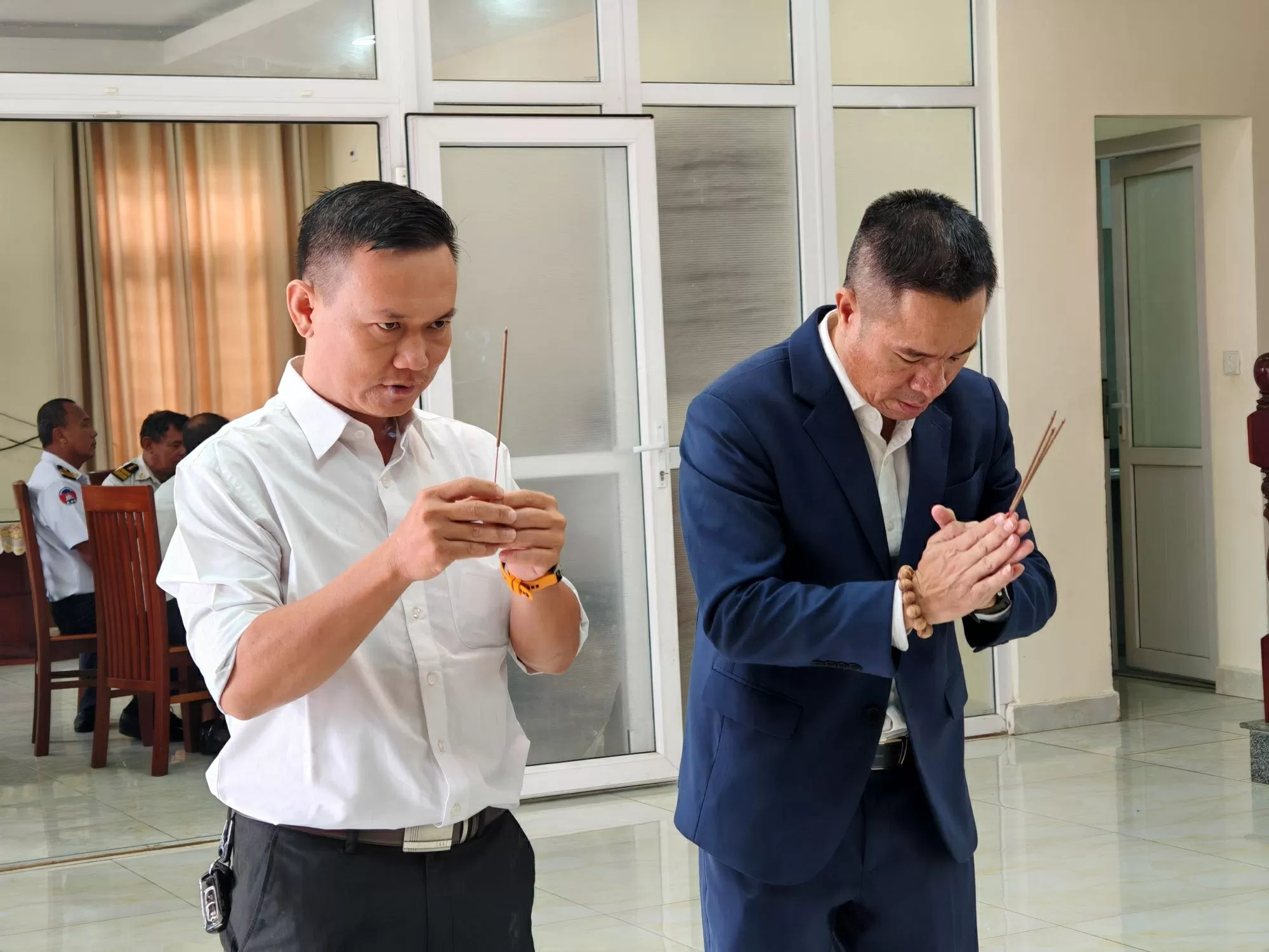 Tổng Lãnh sự quán Việt Nam tại Sihanoukville mở sổ tang viếng nguyên Chủ tịch nước Trần Đức Lương Tổng Lãnh sự quán Việt Nam tại Sihanoukville mở sổ tang viếng nguyên Chủ tịch nước Trần Đức Lương