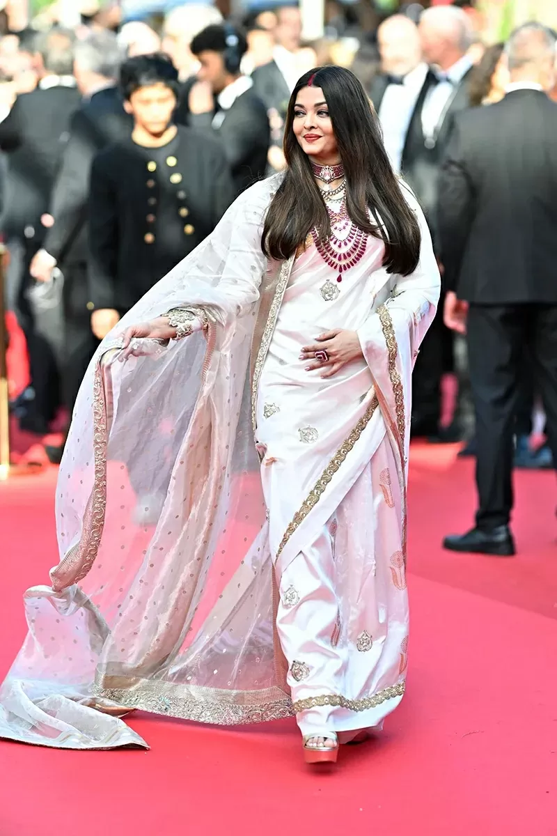 Aishwarya Rai   Biểu tượng nhan sắc và thời trang châu Á tỏa sáng tại Cannes hơn 20 năm