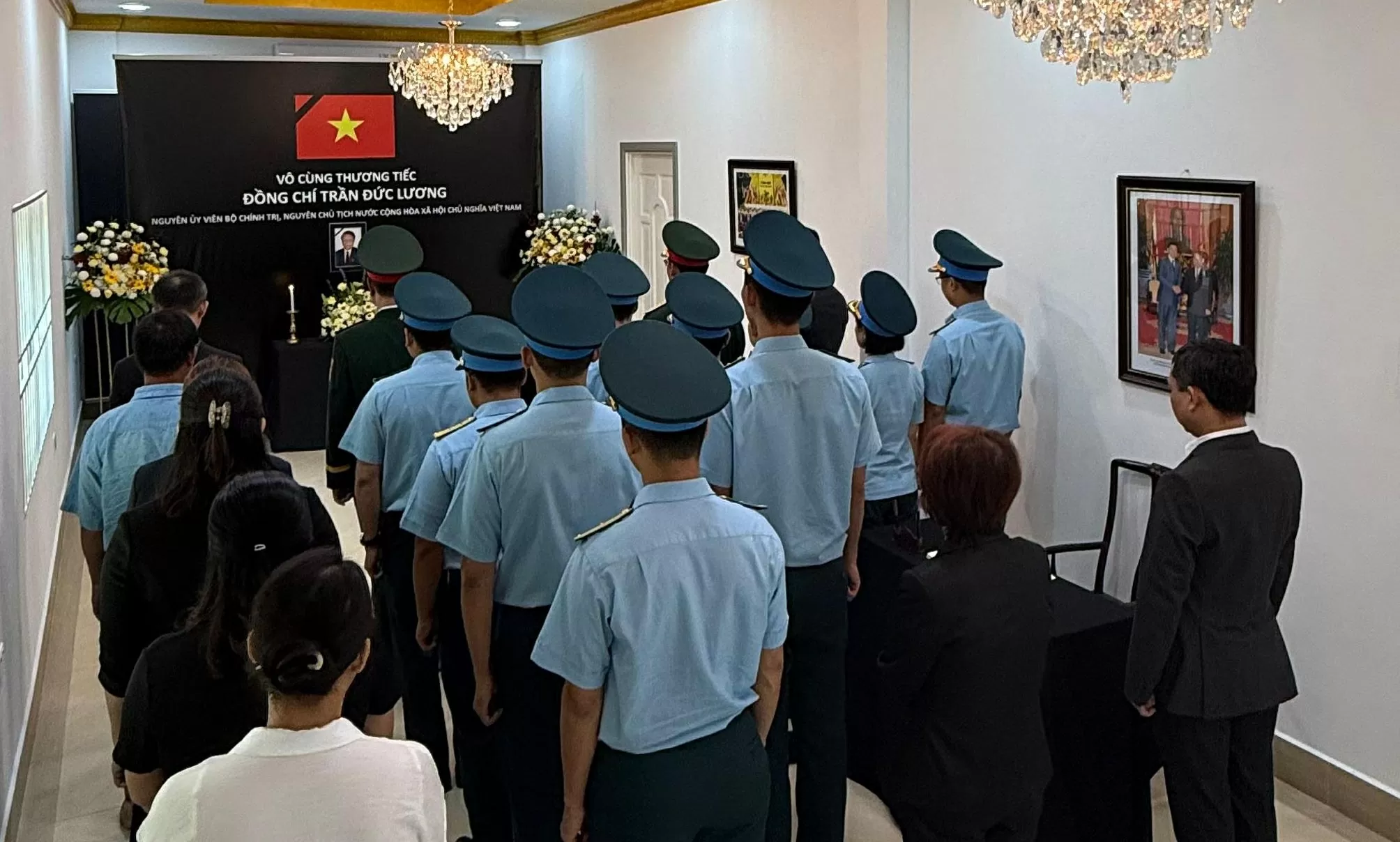 Đoàn cán bộ nhân viên Đại sứ quán, Ban liên lạc cộng đồng và cộng động người Việt Nam tại Brunei viếng nguyên Chủ tịch nước Trần Đức Lương