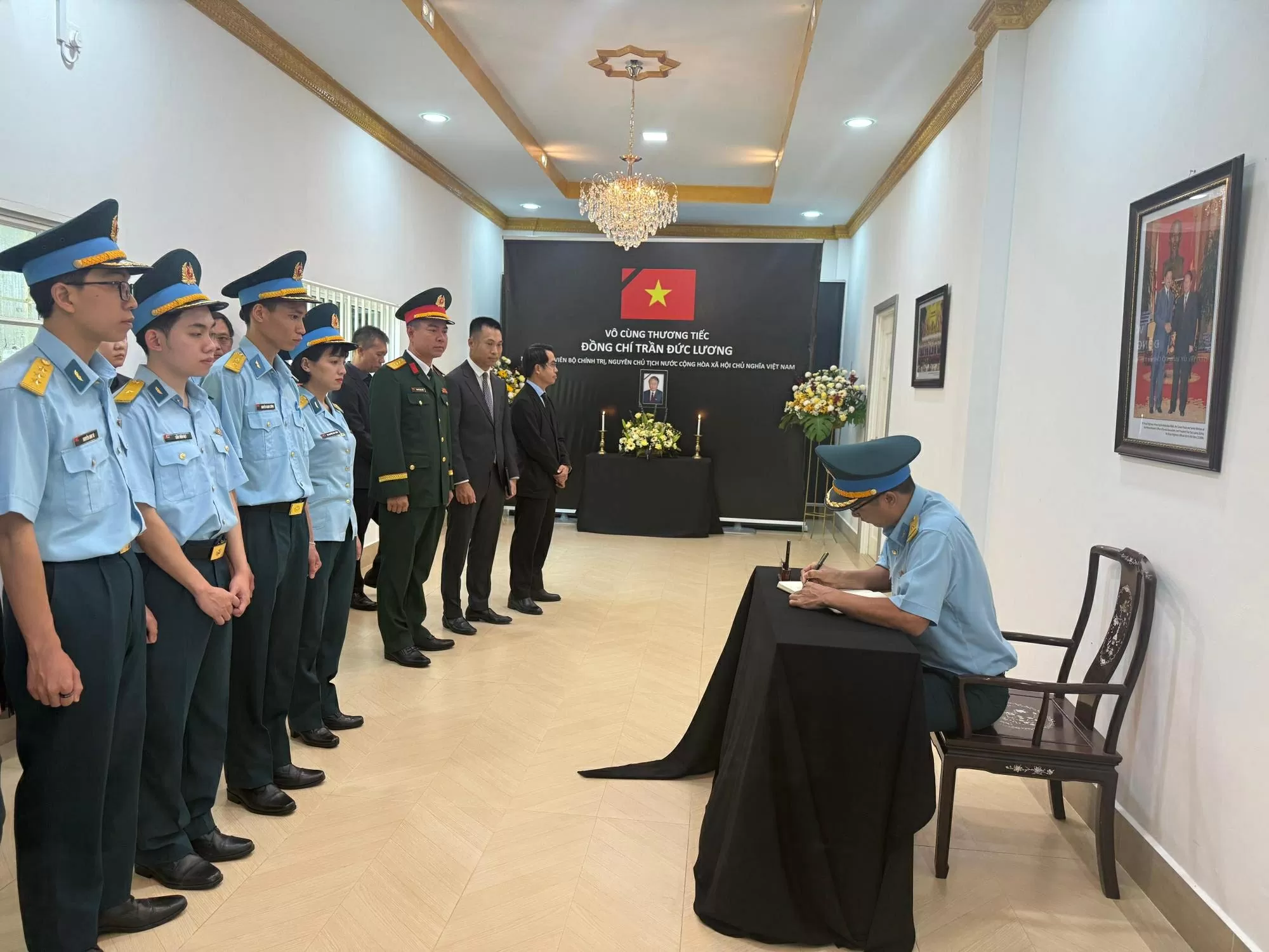 Đại diện Đoàn Học viên Quân chủng Phòng không không quân ghi sổ tang nguyên Chủ tịch nước Trần Đức Lương Đại diện Đoàn Học viên Quân chủng Phòng không không quân ghi sổ tang nguyên Chủ tịch nước Trần Đức Lương