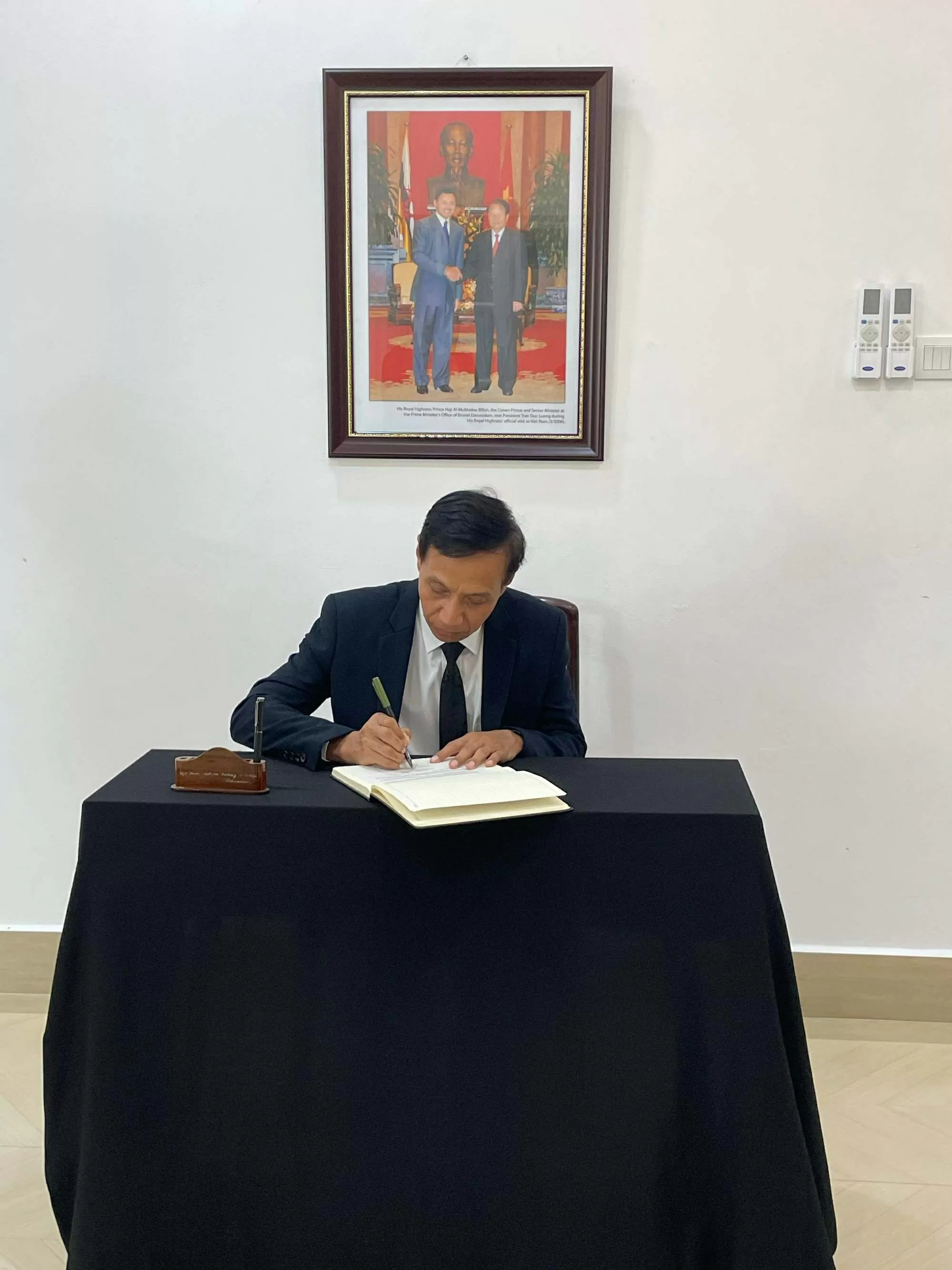 Đại sứ Campuchia tại Brunei Darussalam Chey Ratha ghi sổ tang nguyên Chủ tịch nước Trần Đức Lương Đại sứ Campuchia tại Brunei Darussalam Chey Ratha ghi sổ tang nguyên Chủ tịch nước Trần Đức Lương