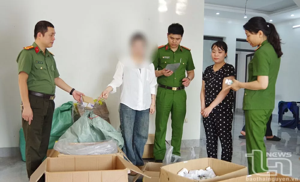 Công an tỉnh Thái Nguyên vừa phát hiện, làm rõ 2 nhóm đối tượng nghi vấn hoạt động buôn bán hàng giả là thuốc chữa bệnh trên địa bàn tỉnh.