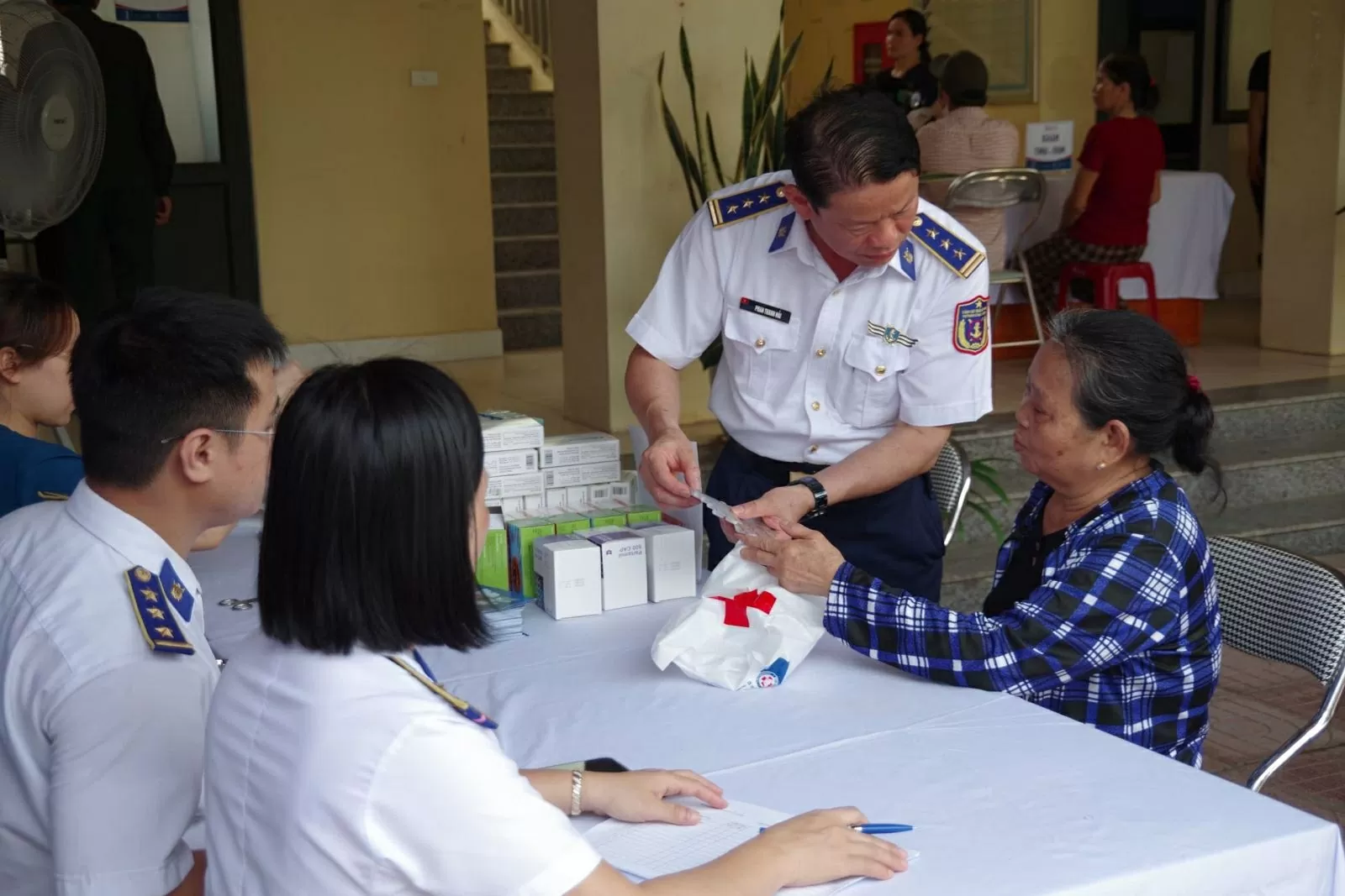 Tổ chức khám tư vấn sức khỏe, cấp và phát thuốc miễn phí cho nhân dân. Tổ chức khám tư vấn sức khỏe, cấp và phát thuốc miễn phí cho nhân dân.